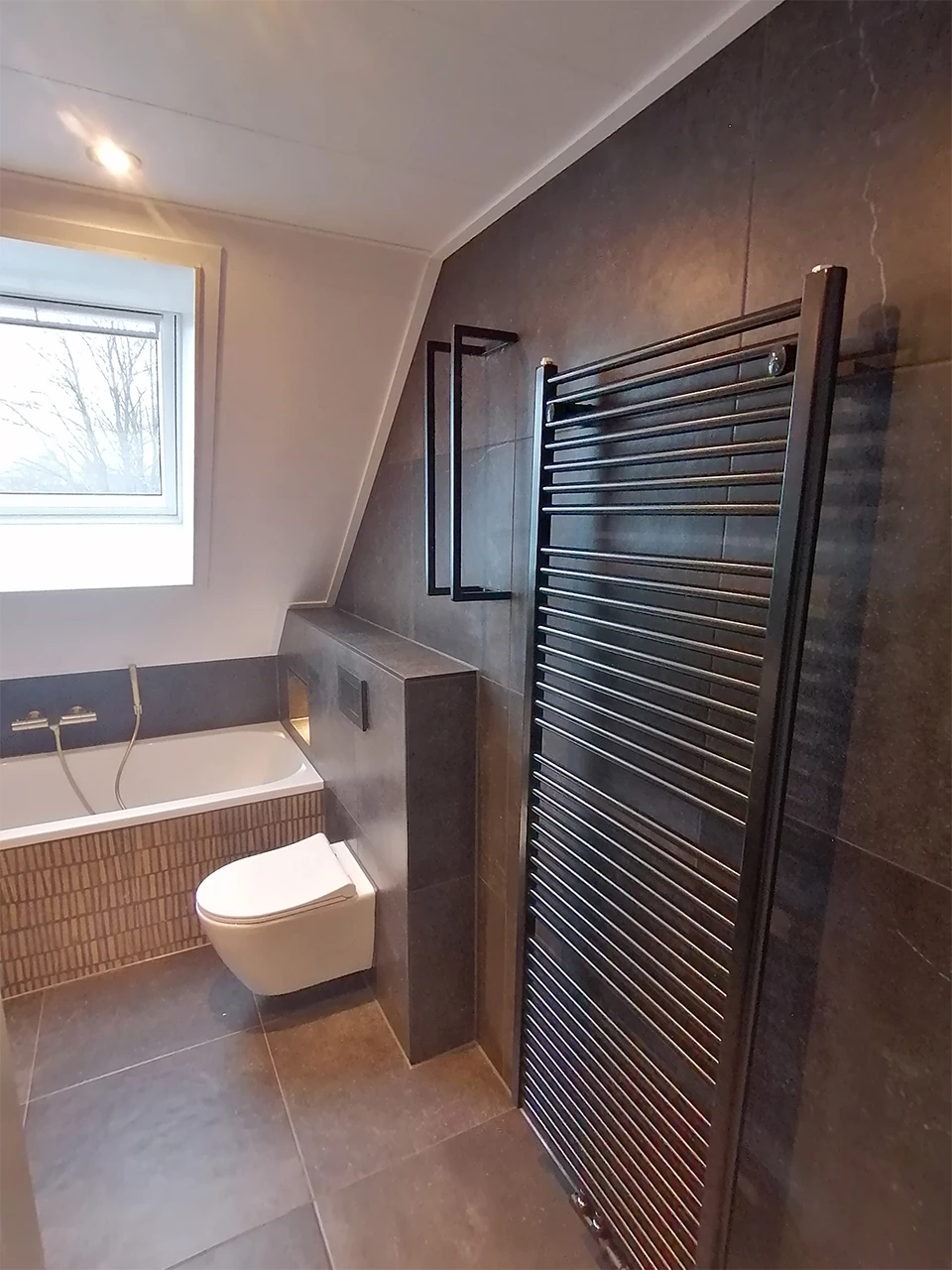 Badkamers onder schuin dak indeling