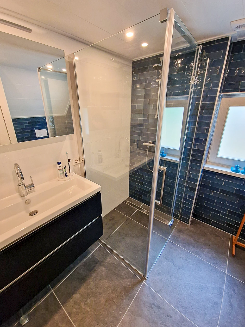 Opgeleverde kleurrijke badkamer