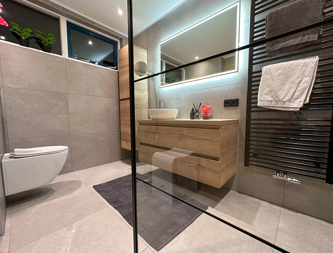 Moderne landelijke badkamer en toiletruimte familie Jacobi