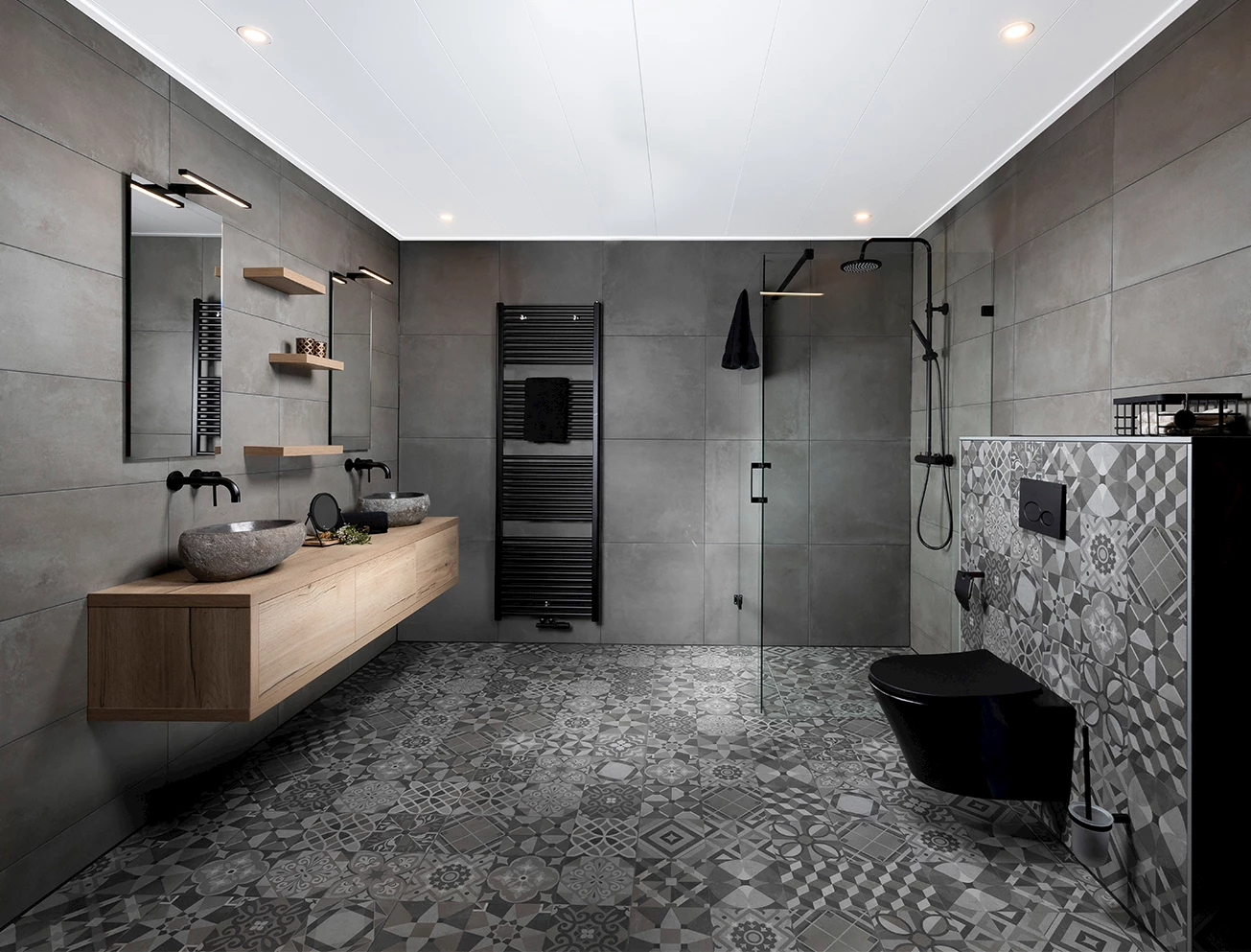 Donkere badkamertegels