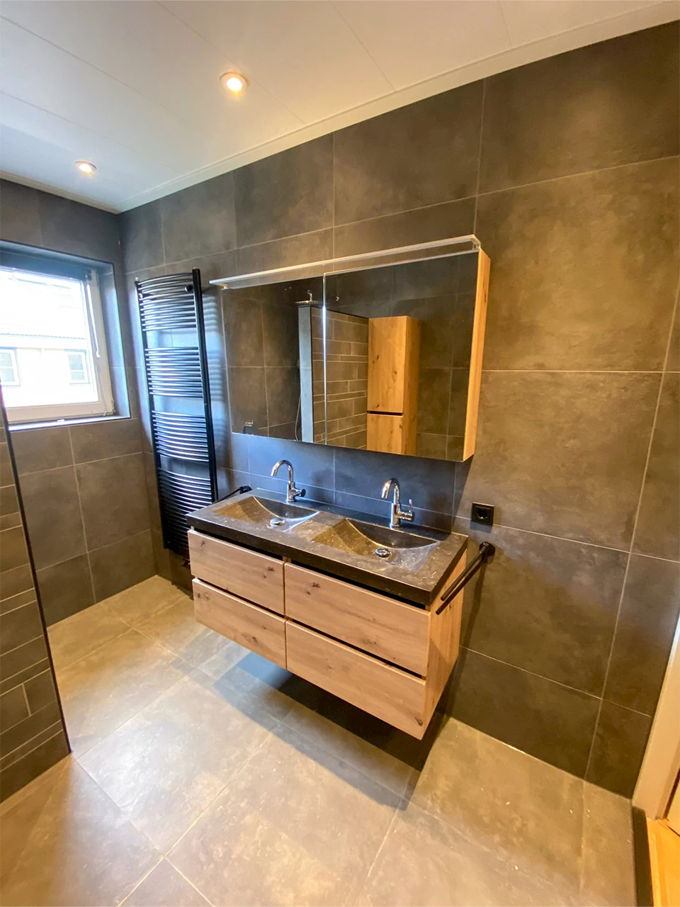 Warme betonlook badkamer