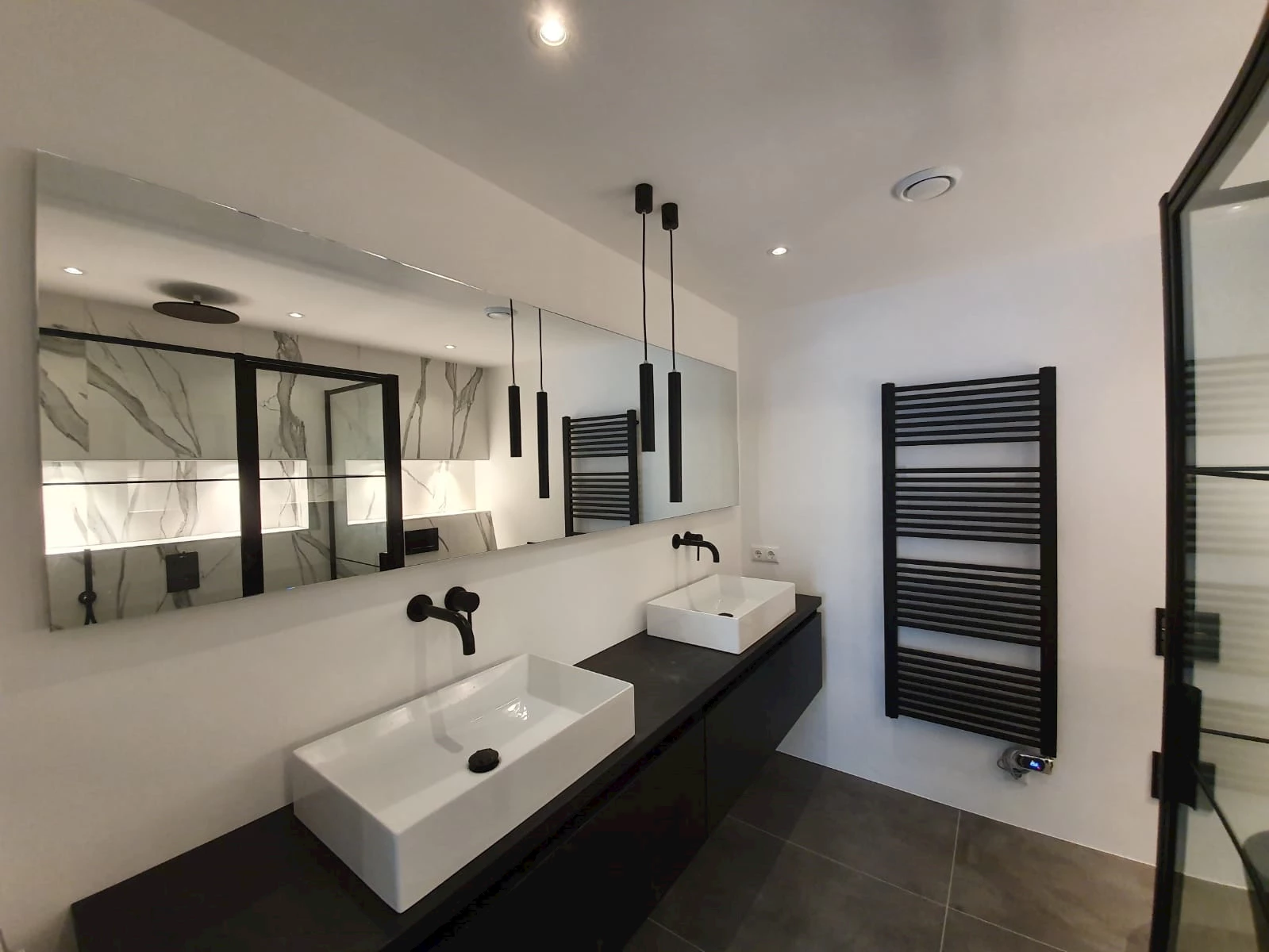 Strakke zwart witte badkamer