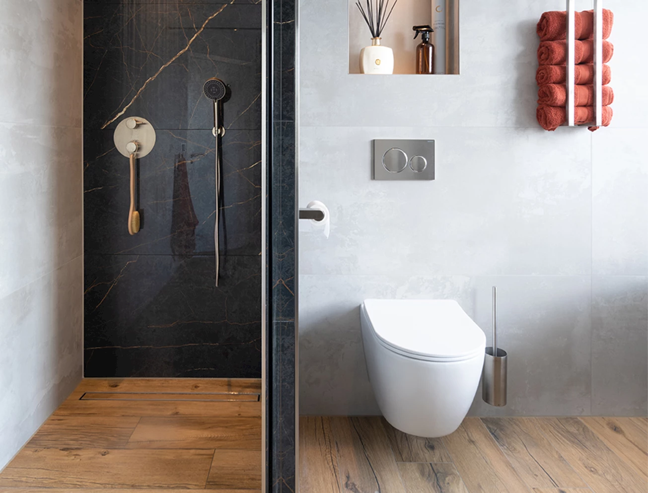 Toiletset in de badkamer