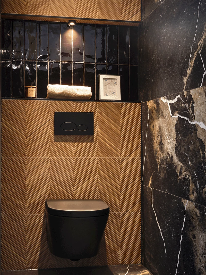 Toilet met houtlook tegels