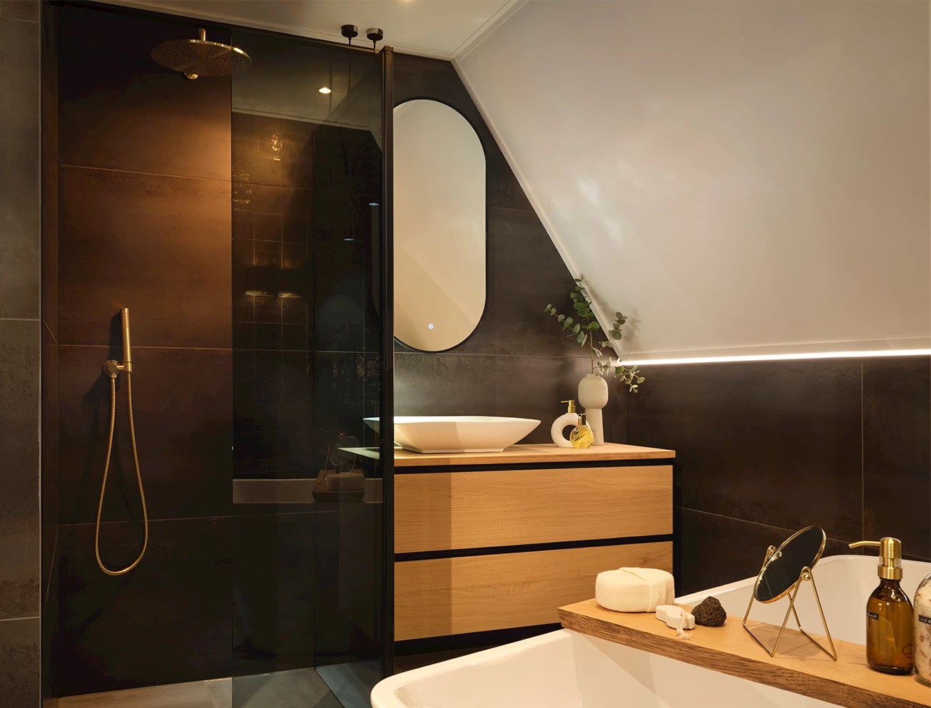 Donkere luxe badkamer