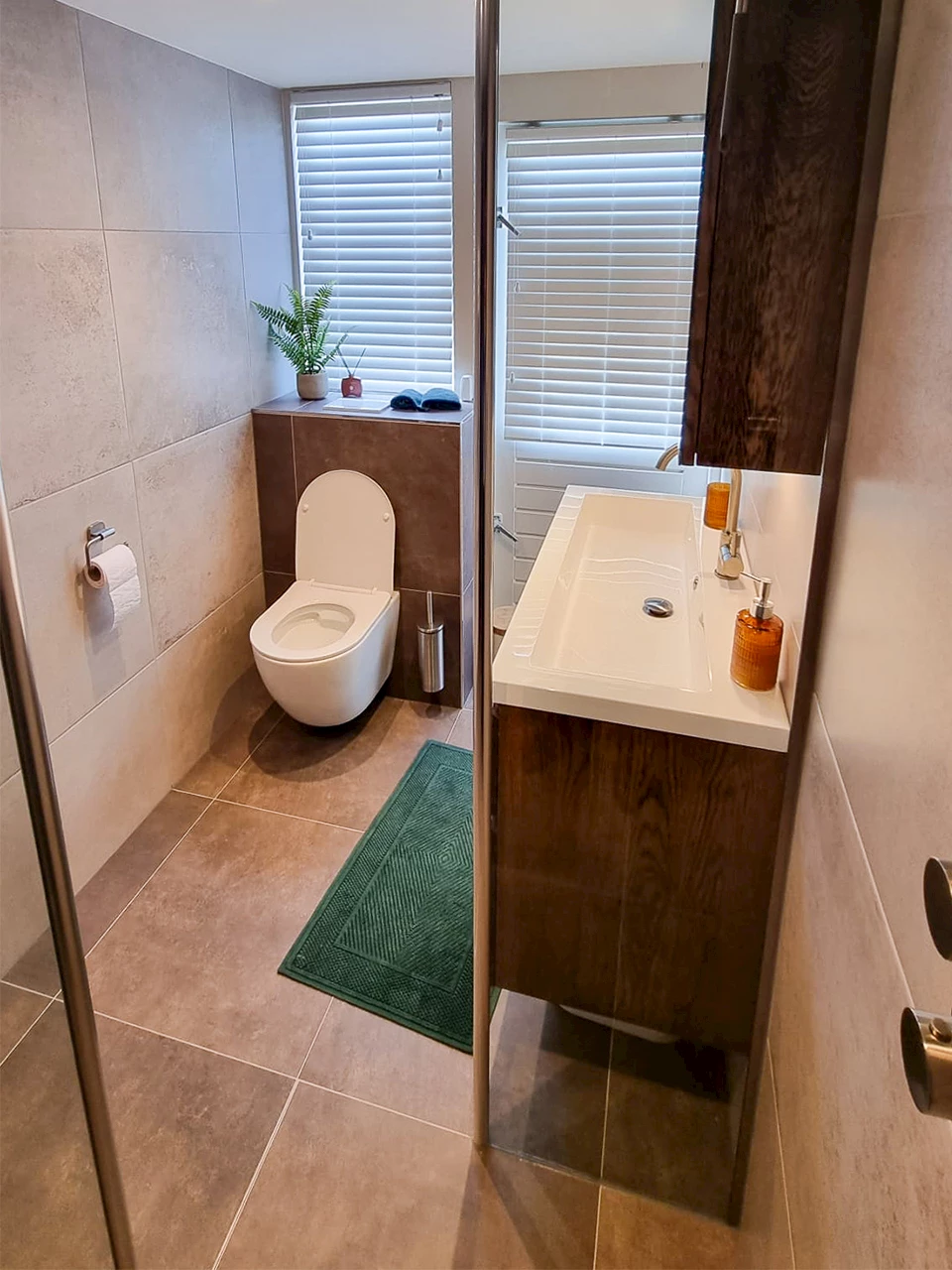 Opgeleverde moderne badkamer en toiletruimte