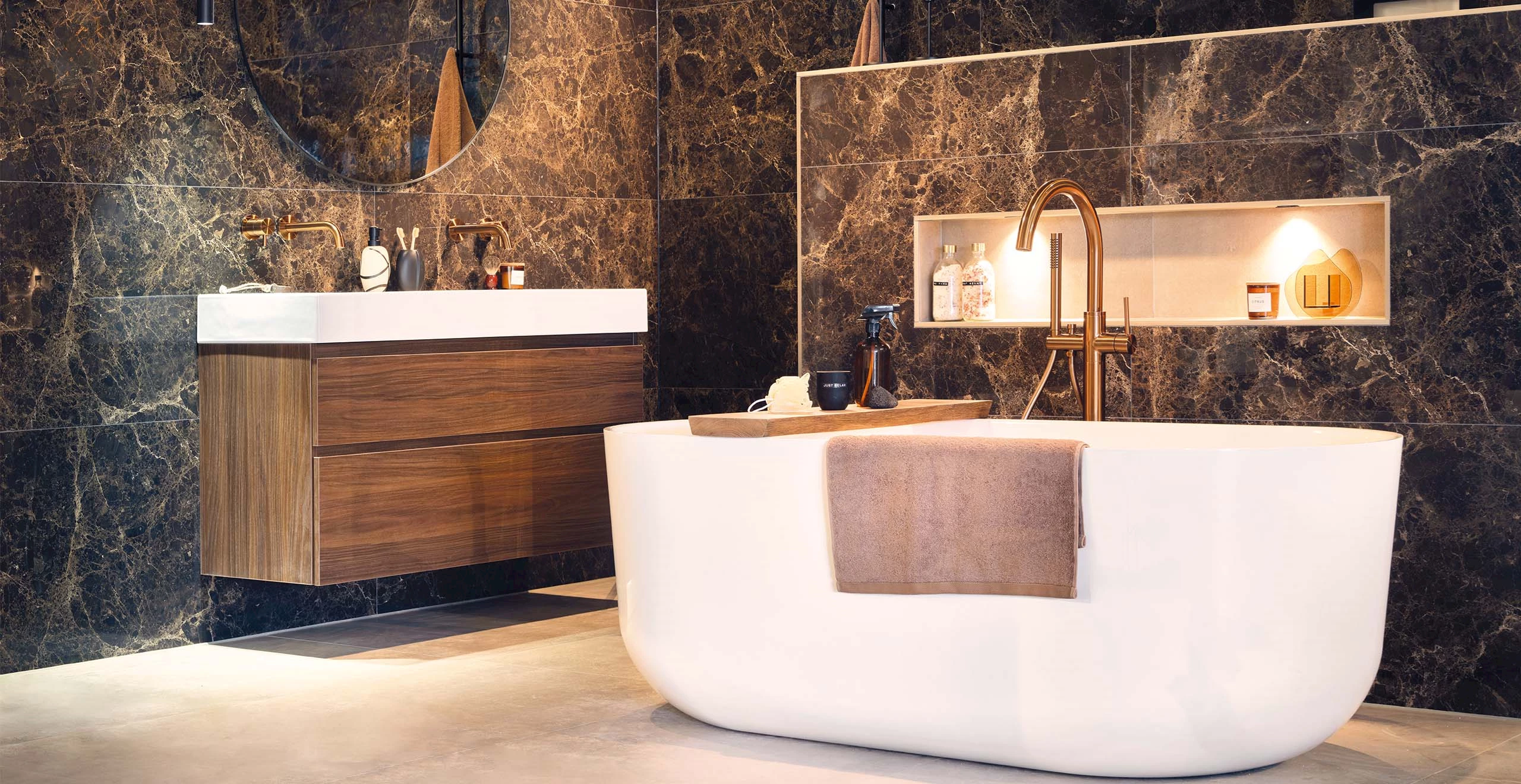 Donkere marmerlook badkamer