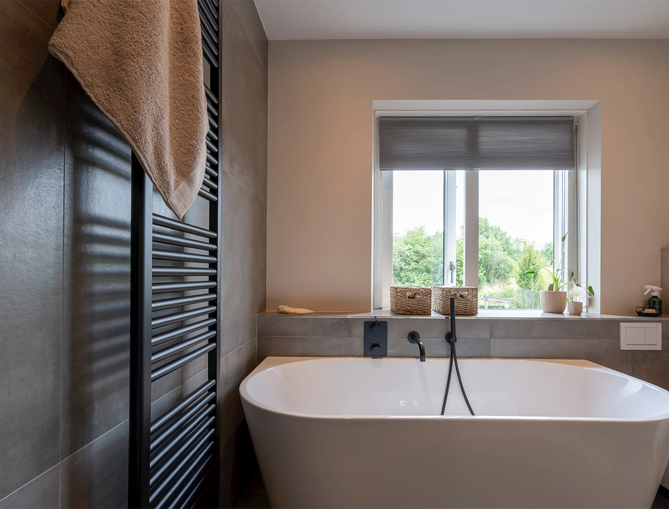 Semi vrijstaand ligbad kleine badkamer