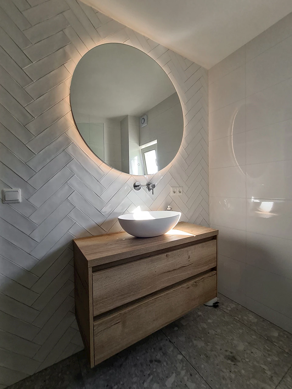 Badkamer visgraat tegels wit