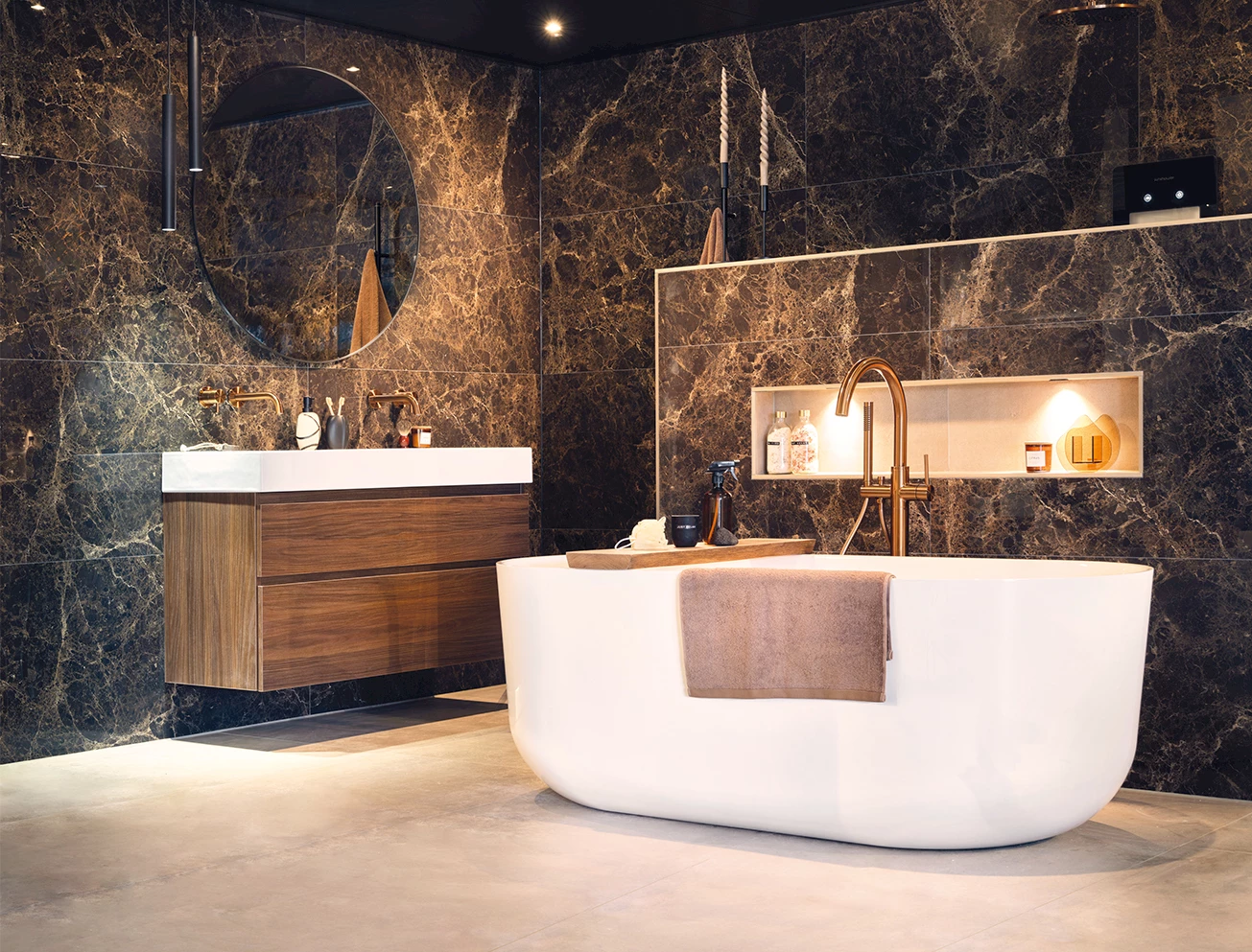 Bruine tegels badkamer