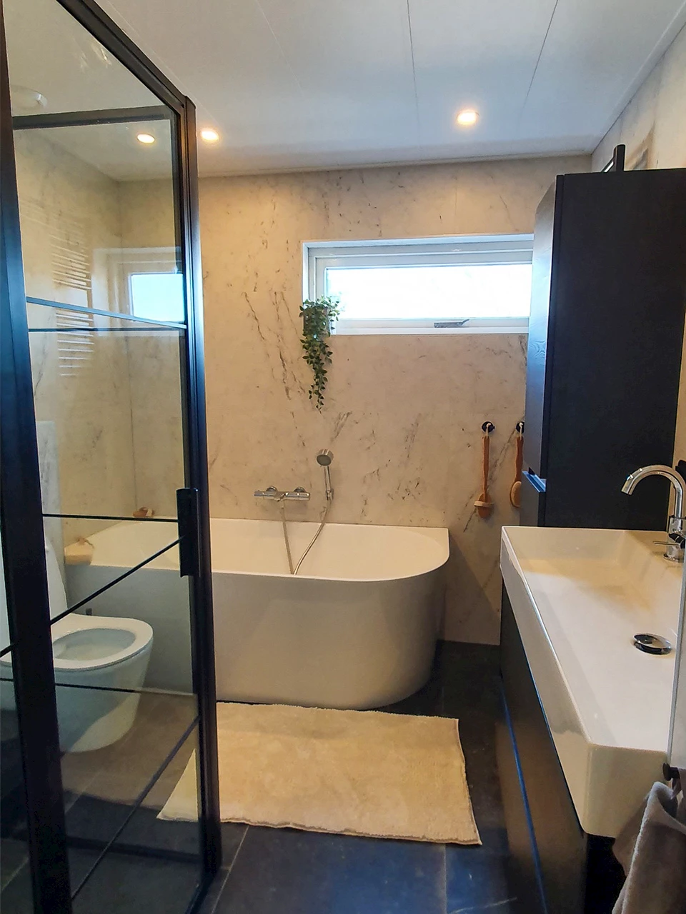 Moderne marmerlook badkamer familie Teule