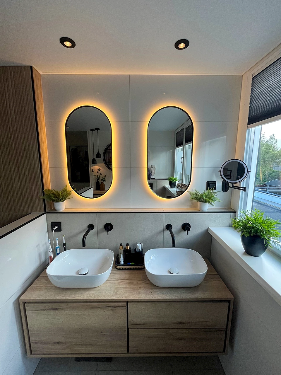 Lichte moderne badkamer en toiletruimte familie Niepce