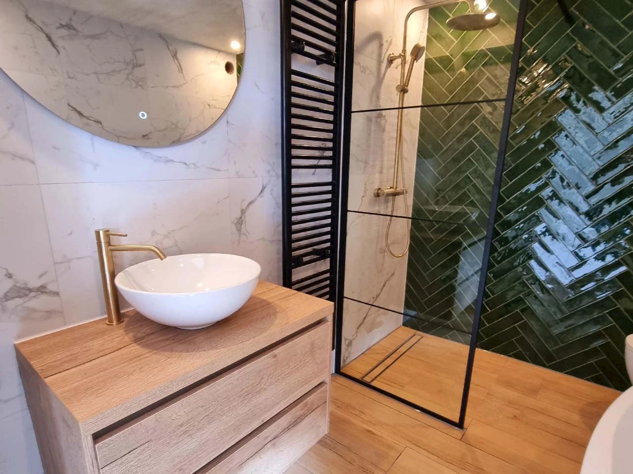 Visgraat tegels badkamer groen