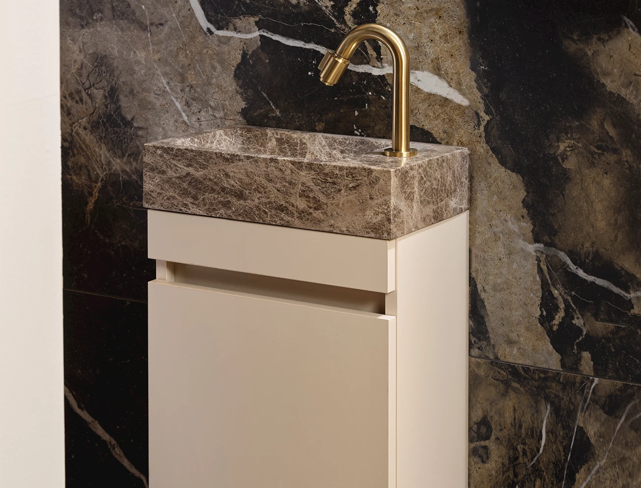 Goudkleurige fonteinkraan