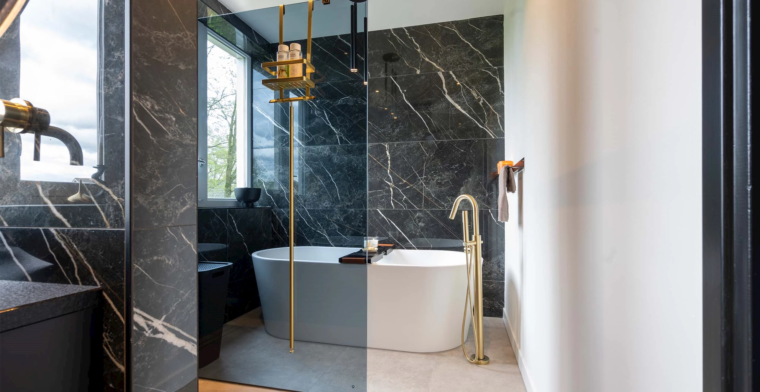 Marmer badkamer met goud