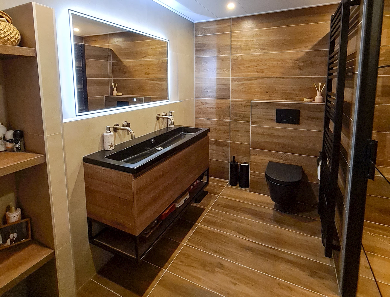 Houtlook badkamer met zwart