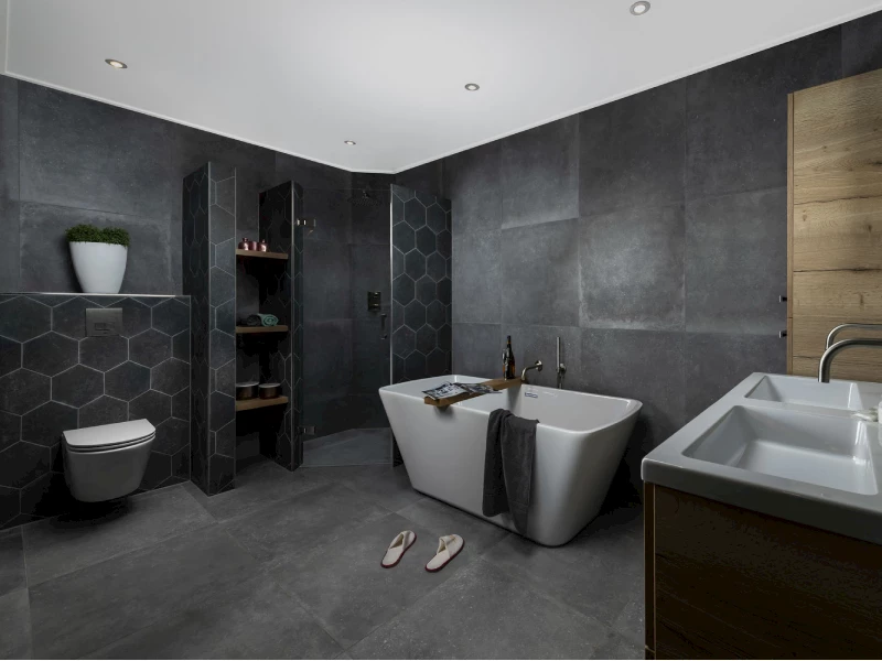 Trend grijze badkamertegels