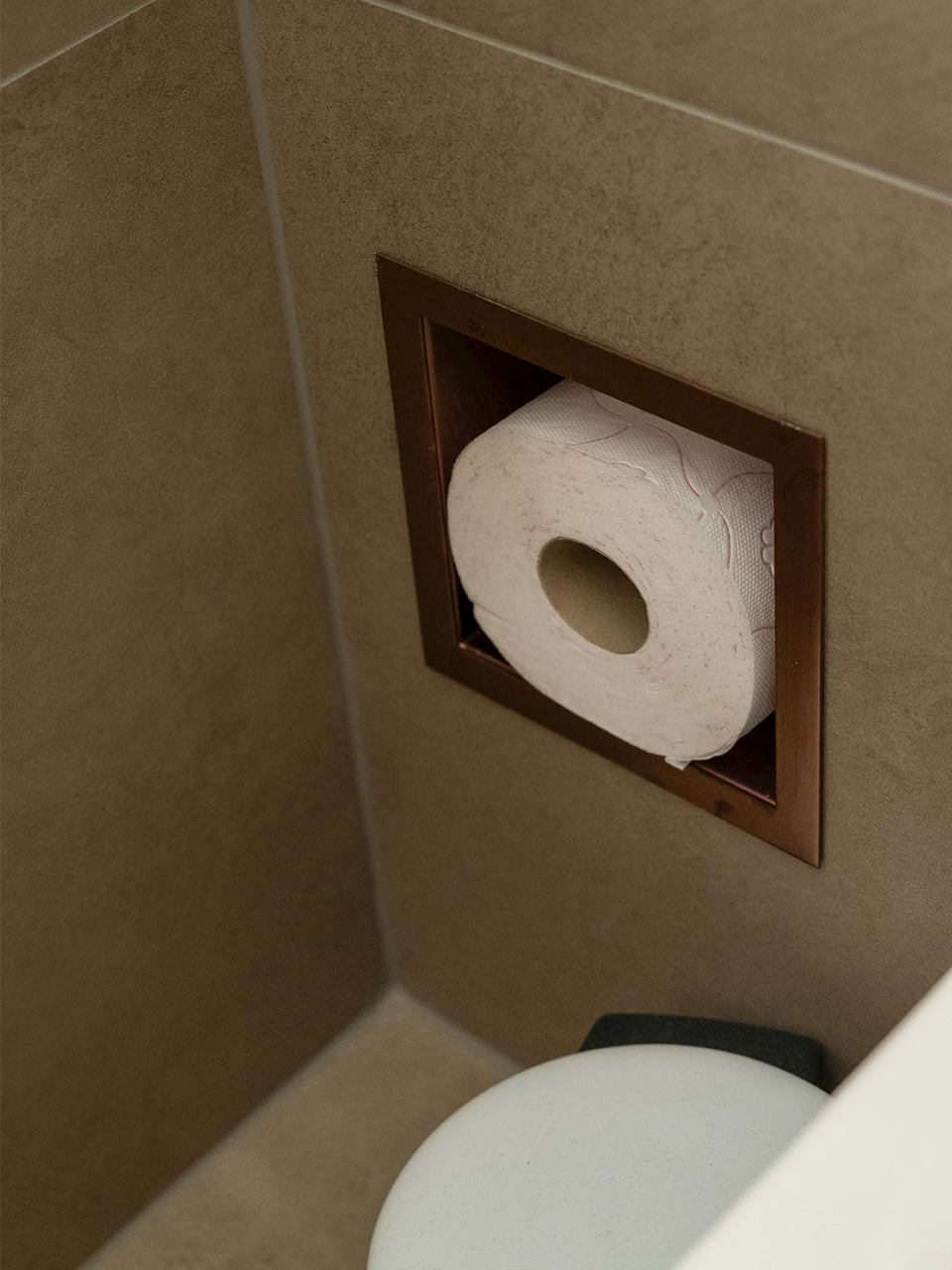 Koperkleurige toiletrolhouder