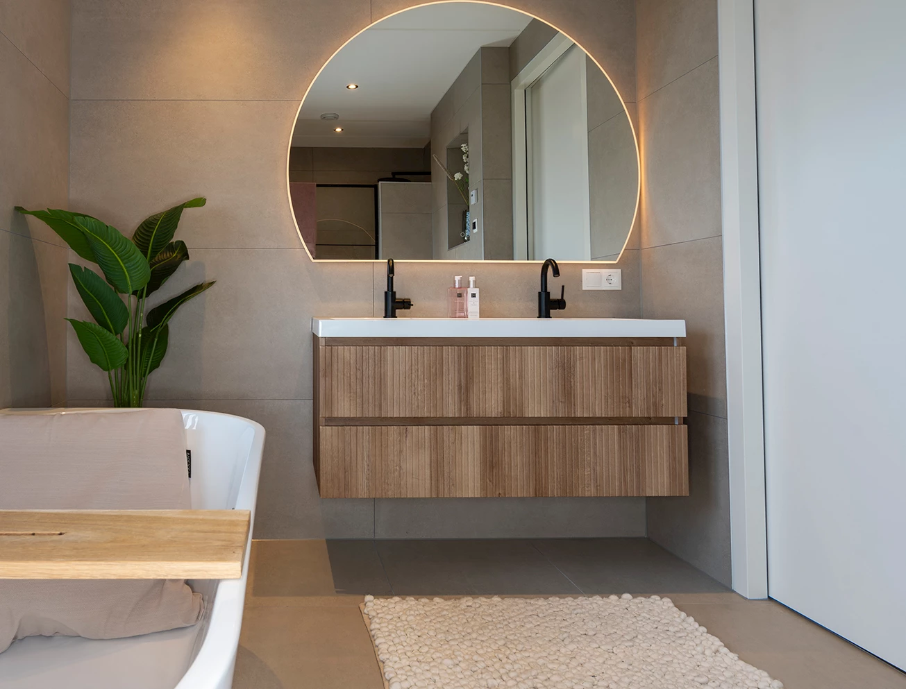 Mat zwarte wastafelkraan