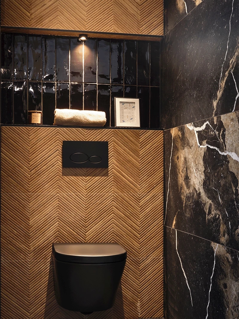 Houtlook tegels toiletruimte
