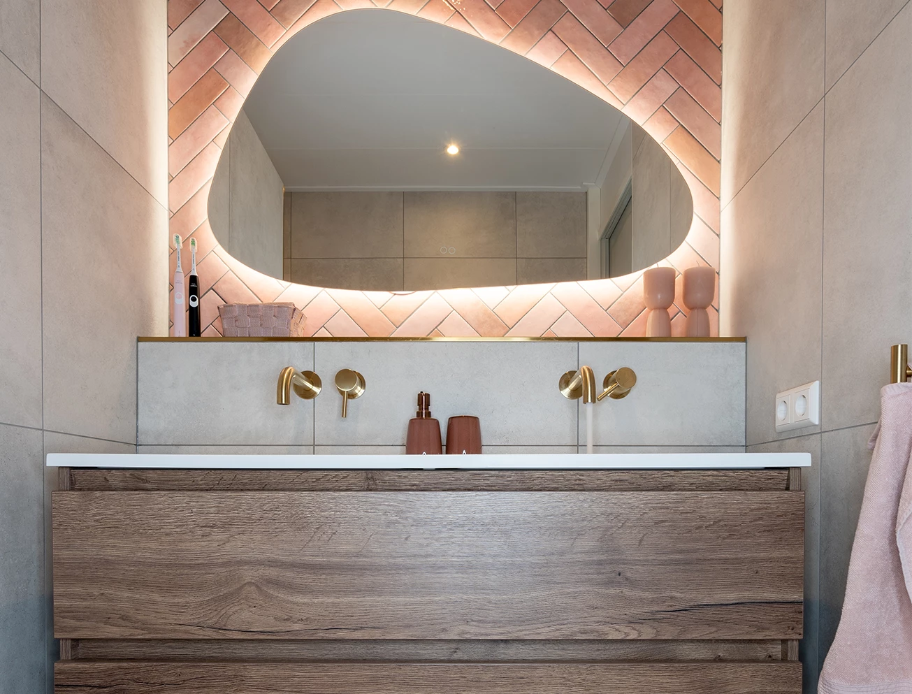 Kleurrijke badkamer met goud