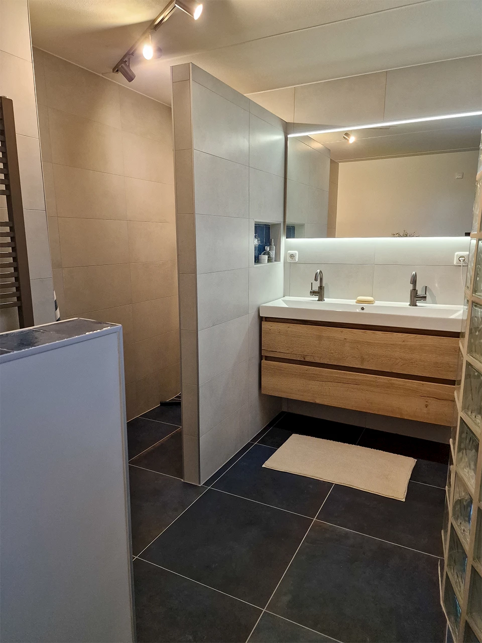 Tijdloze badkamer en toiletruimte familie Geerts