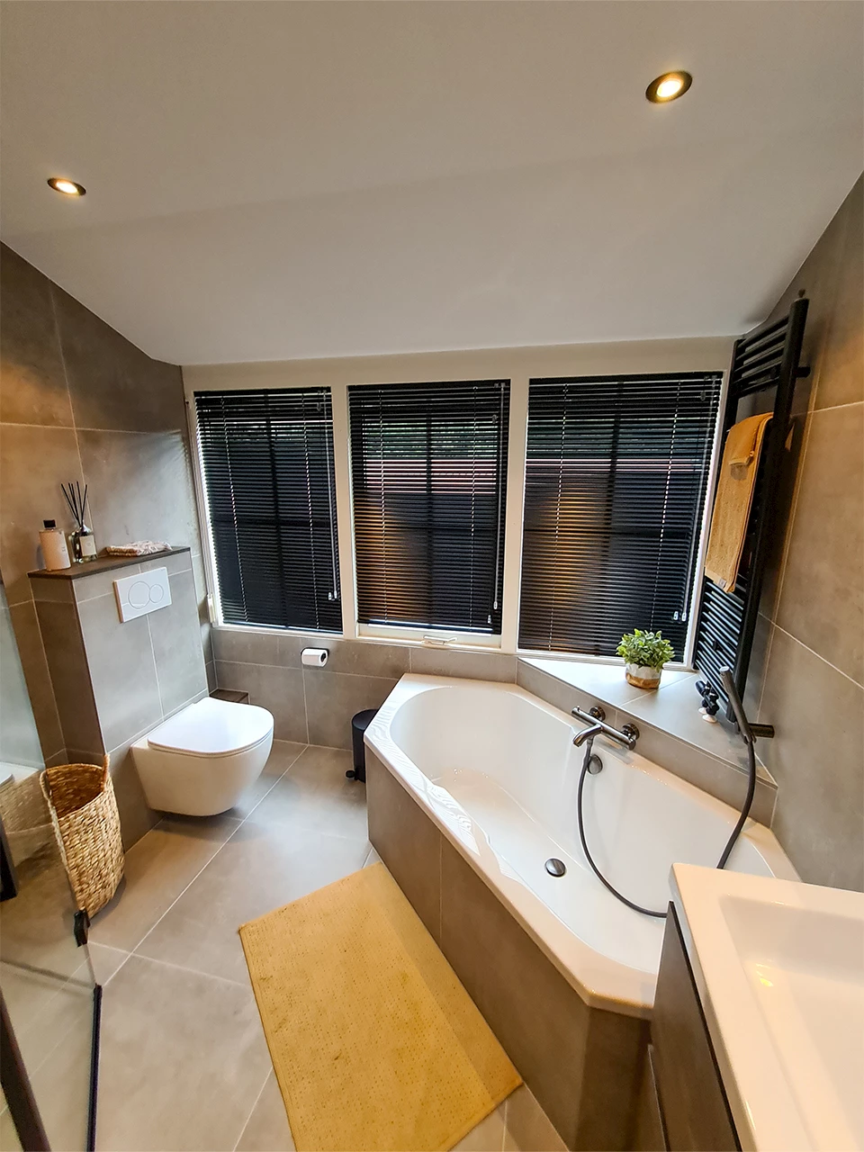 Ruime warme badkamer