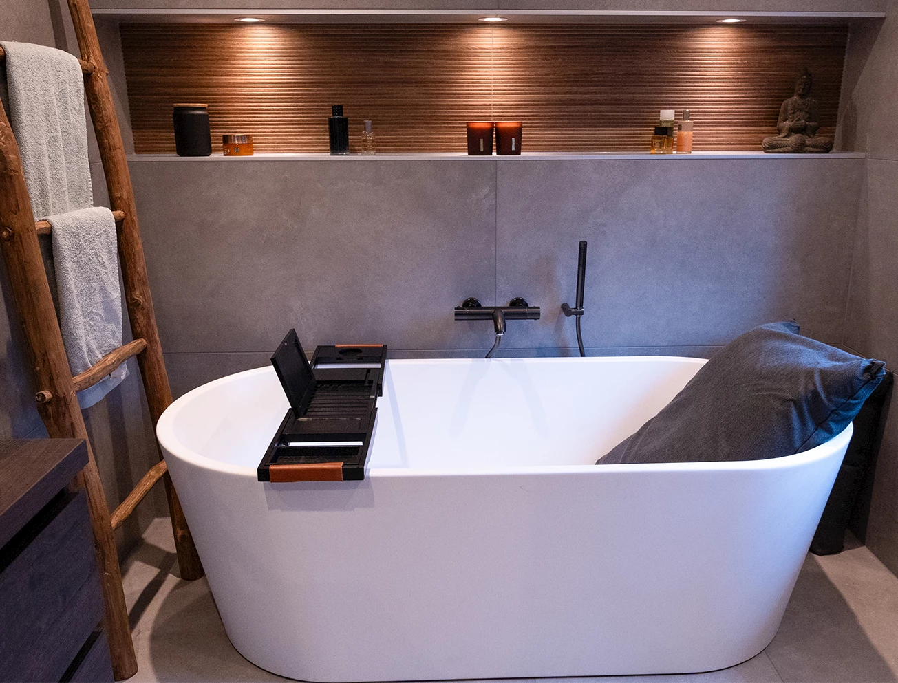 Bad accessoires grijze badkamer