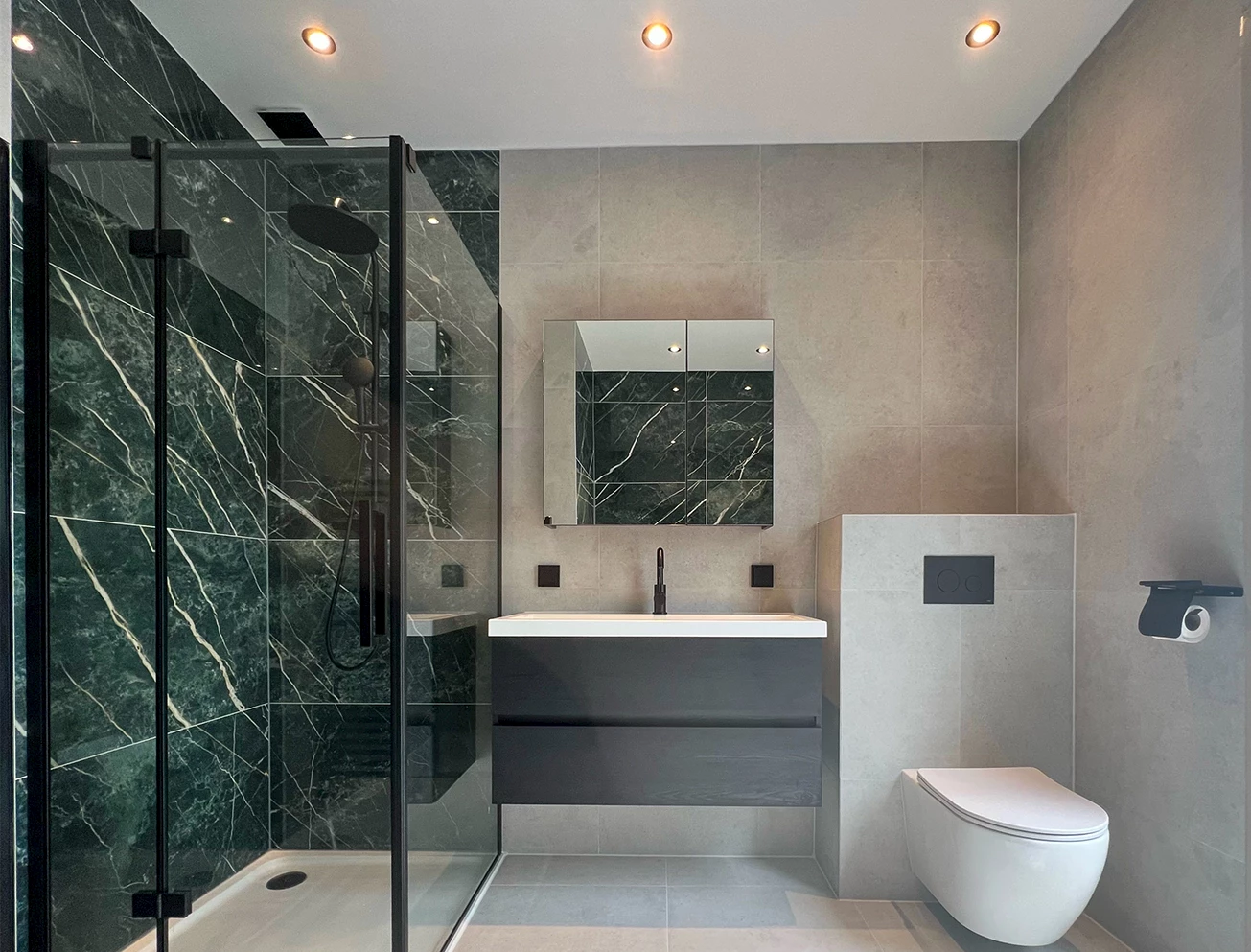 Groene marmerlook badkamer familie Brinkman