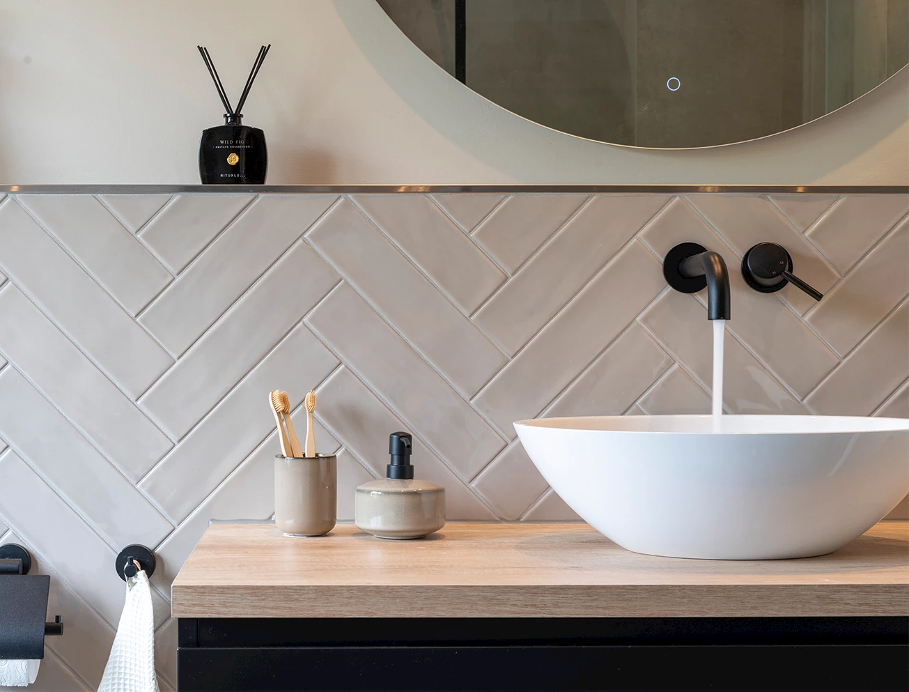 Beige visgraat tegels