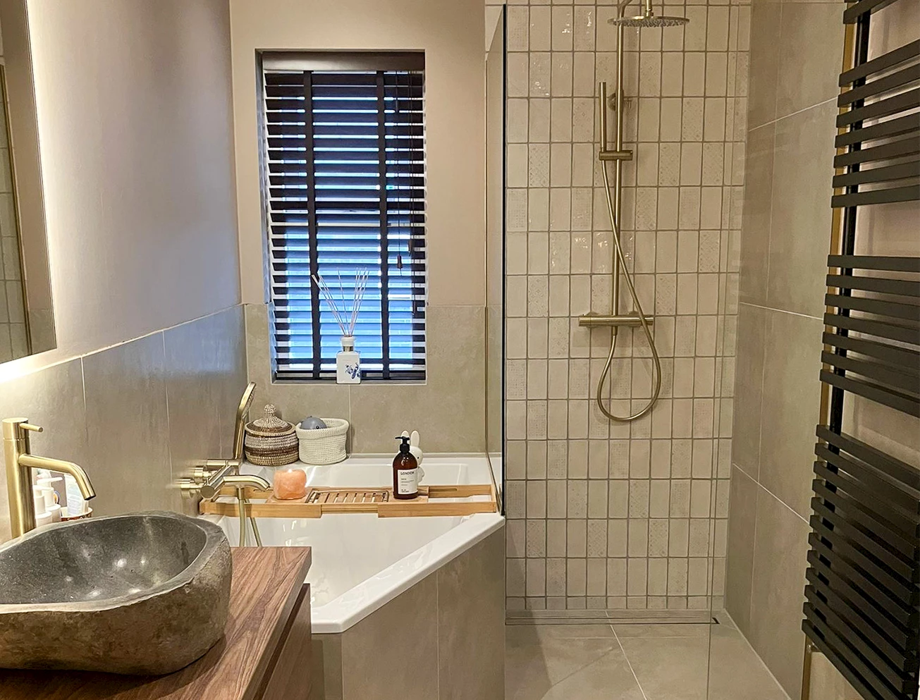 Klassieke grijs witte badkamer