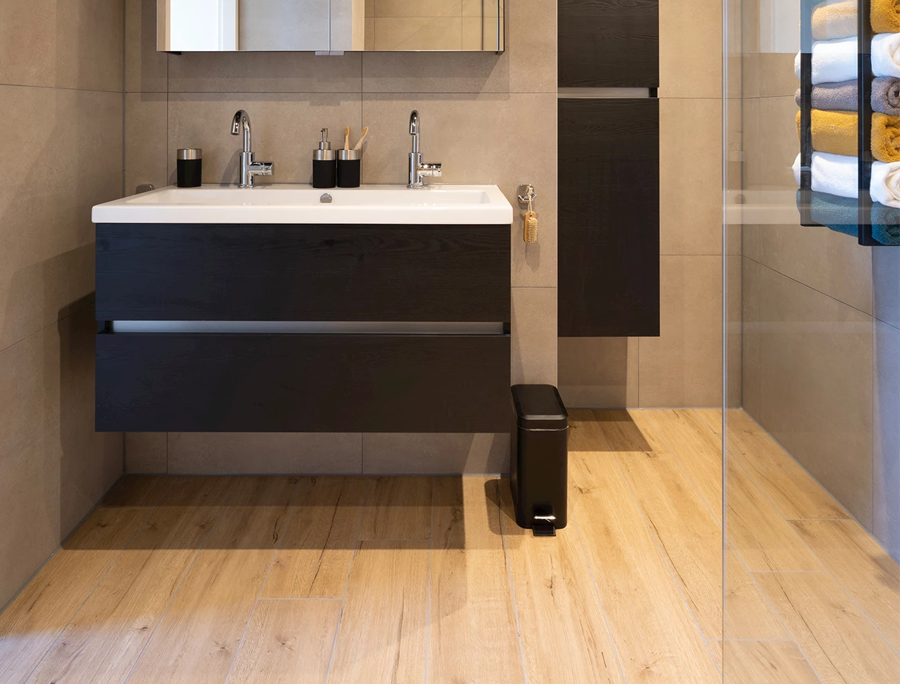 Houtlook vloertegels badkamer