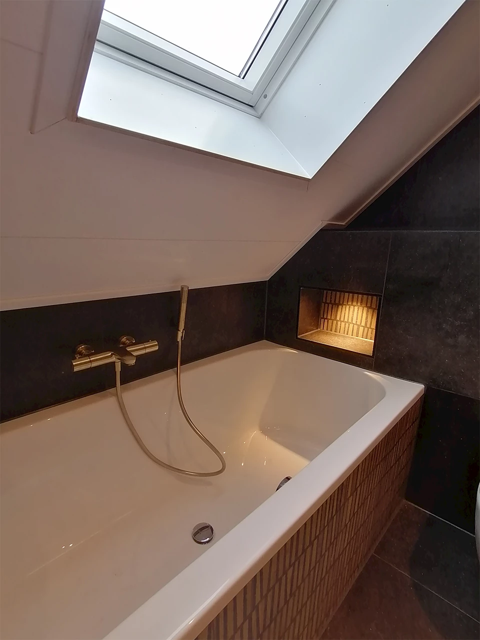 Badkamer onder schuin dak bad