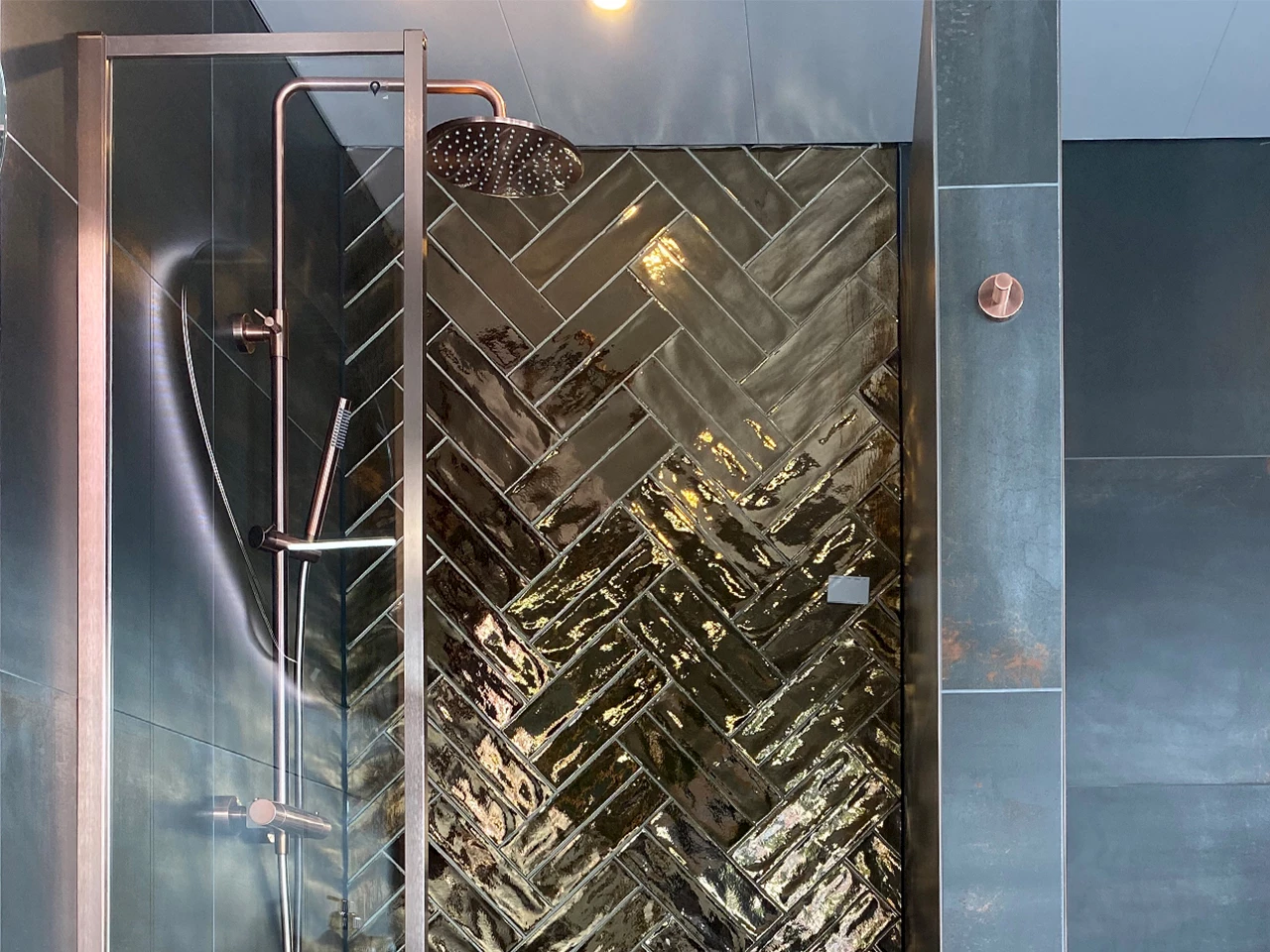 Douchekraan en tegels