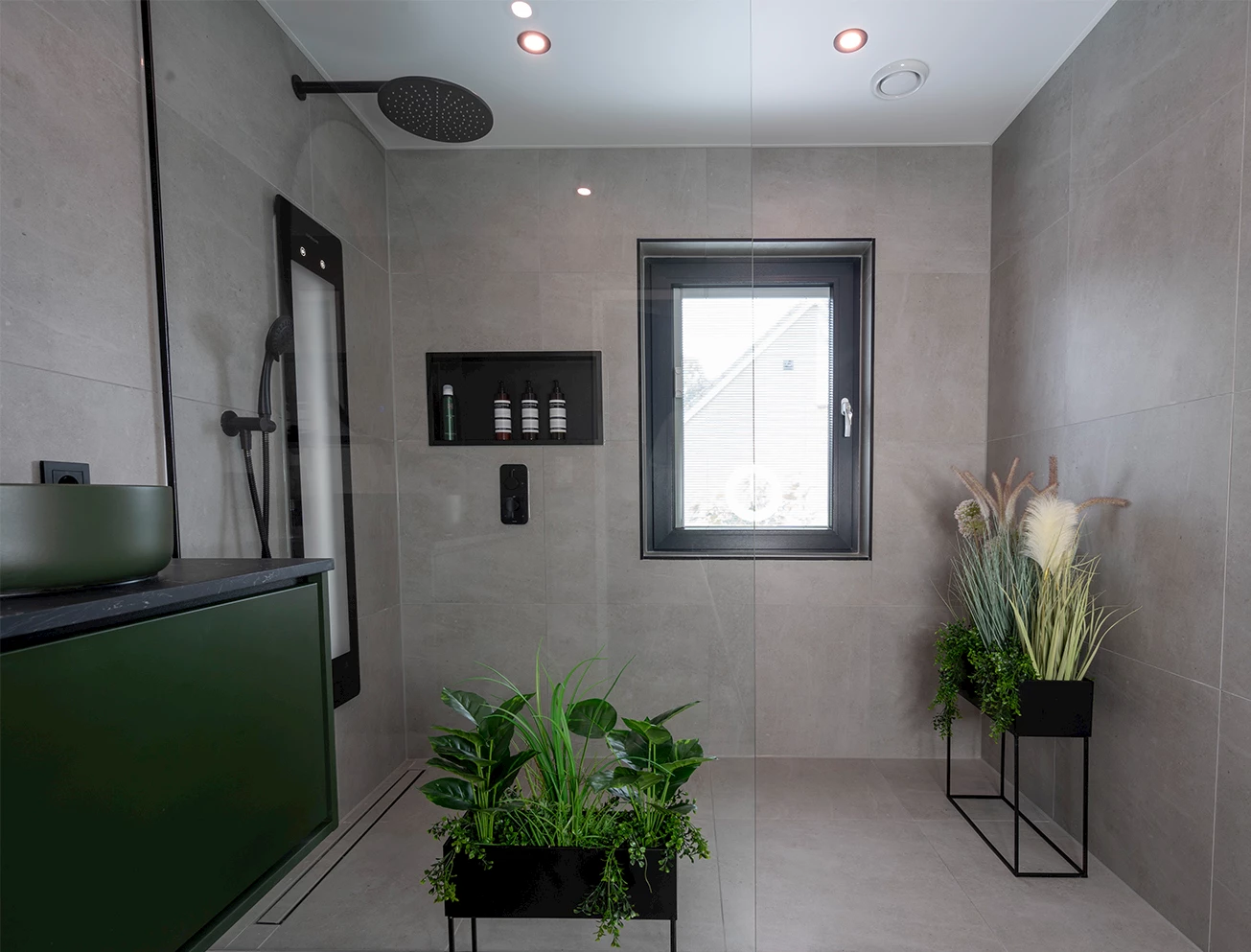 Ruime badkamer met inloopdouche