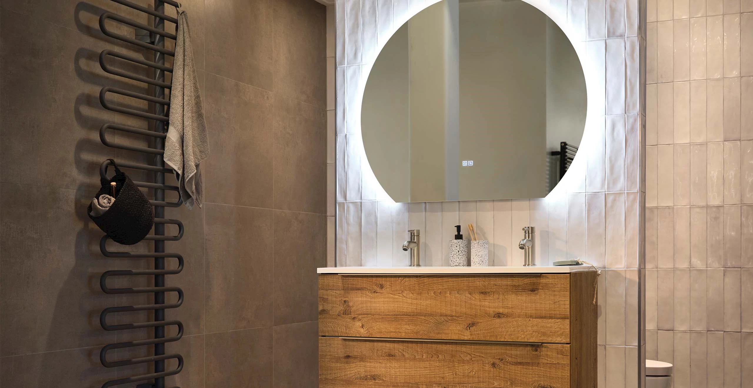 Grijs witte badkamer