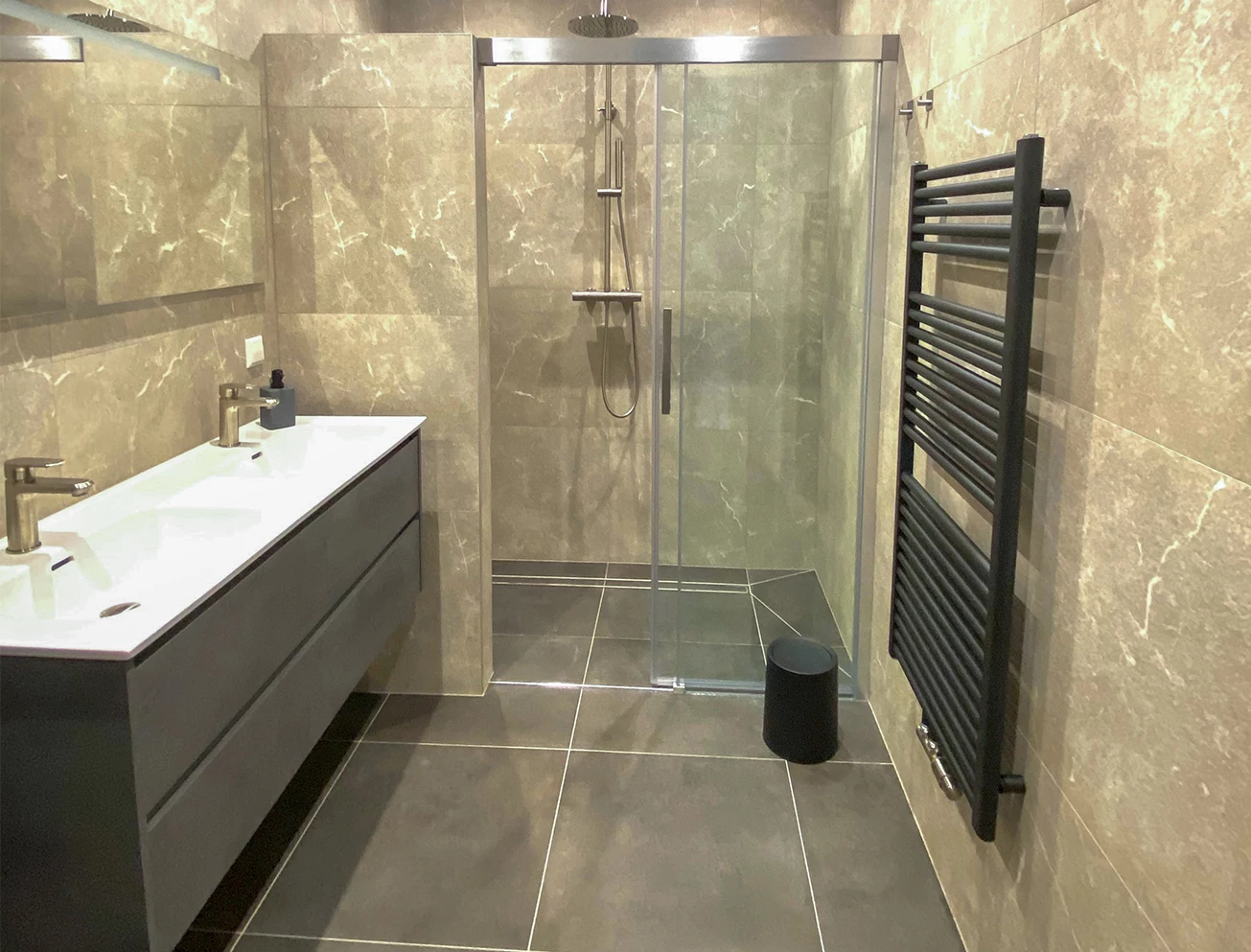 Tijdloze badkamer met rvs-accenten familie Broeze