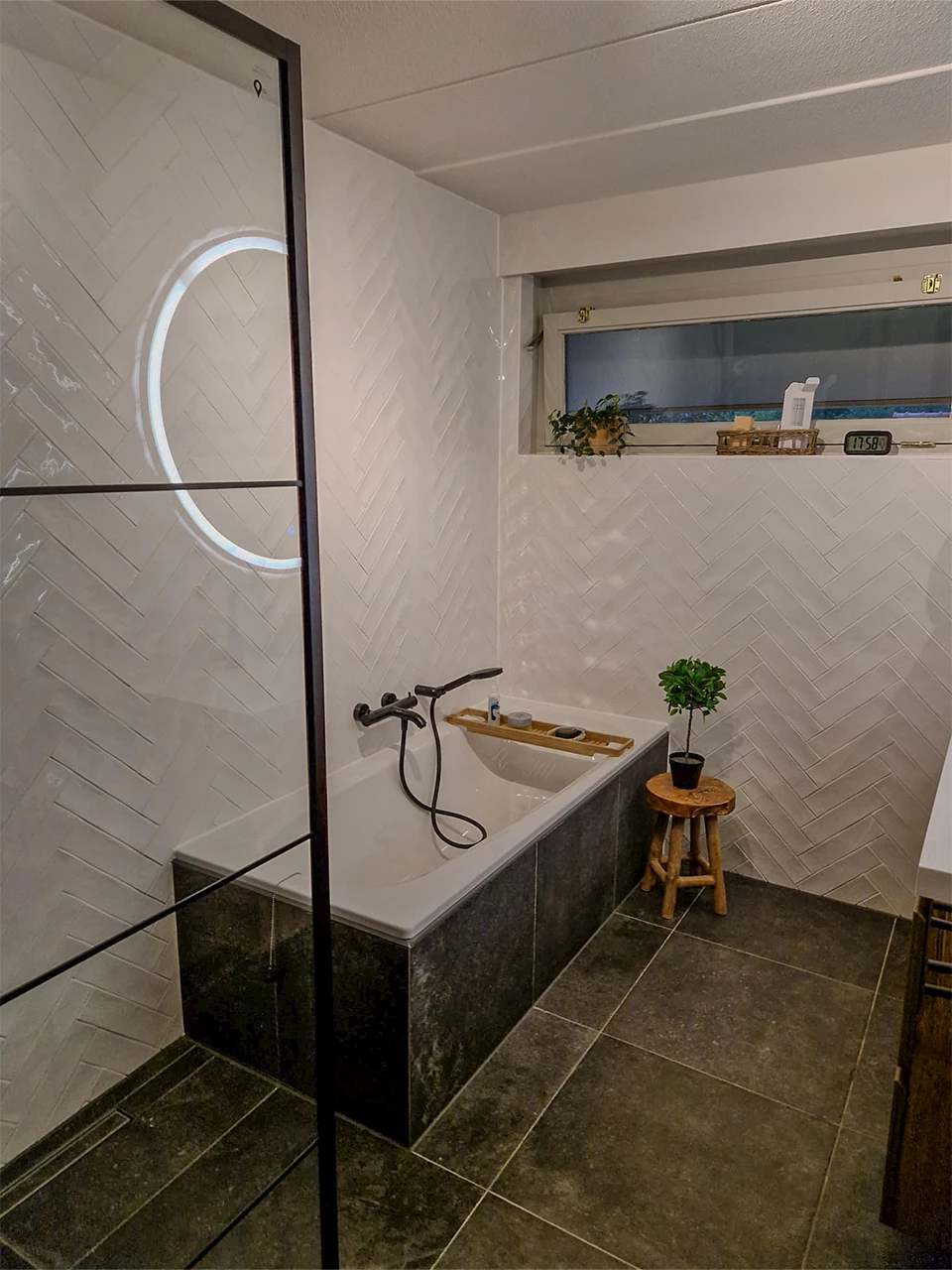 Moderne badkamer met visgraat tegels