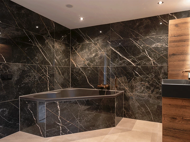 Zwarte keramische tegels badkamer