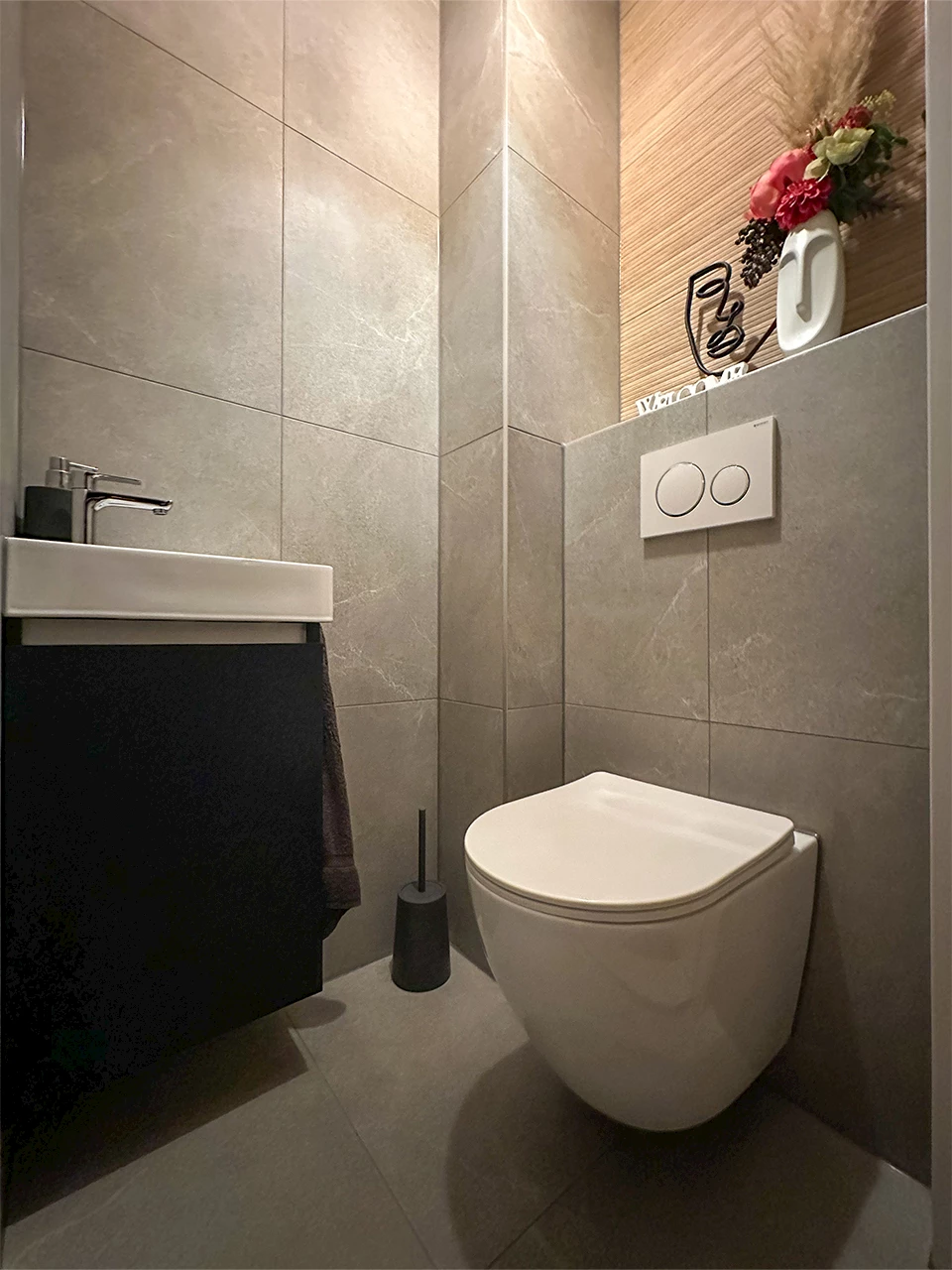 Moderne landelijke toiletruimte