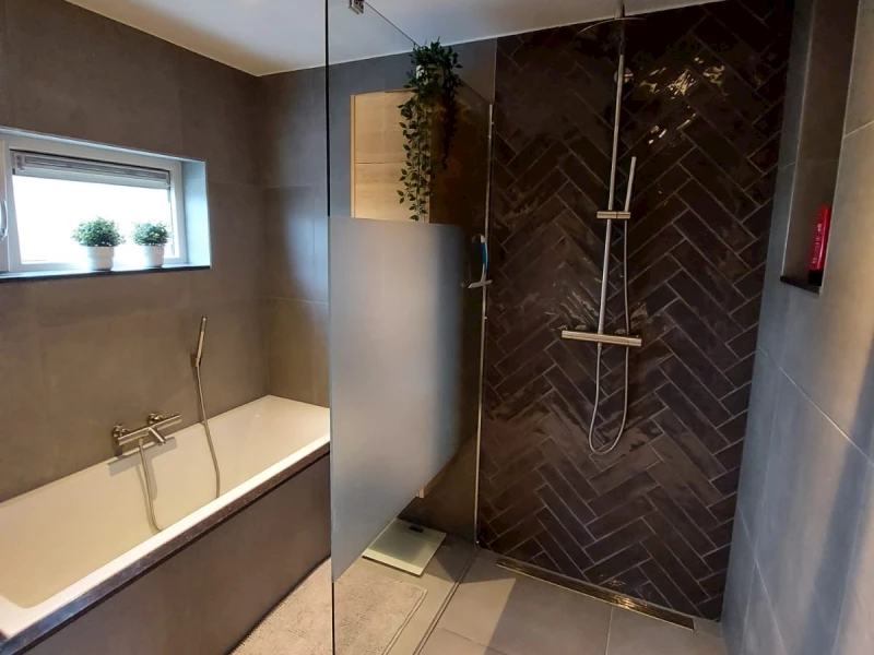 Opgeleverde moderne badkamer Lexmond