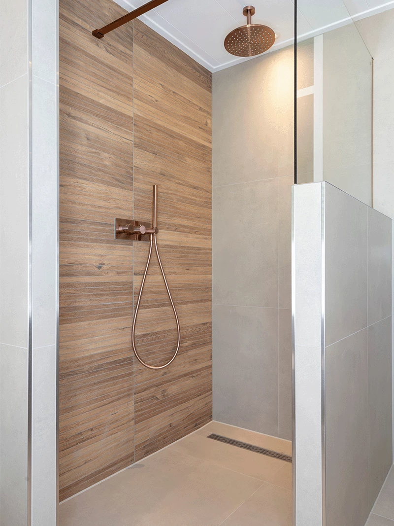 Badkamer betonlook met hout