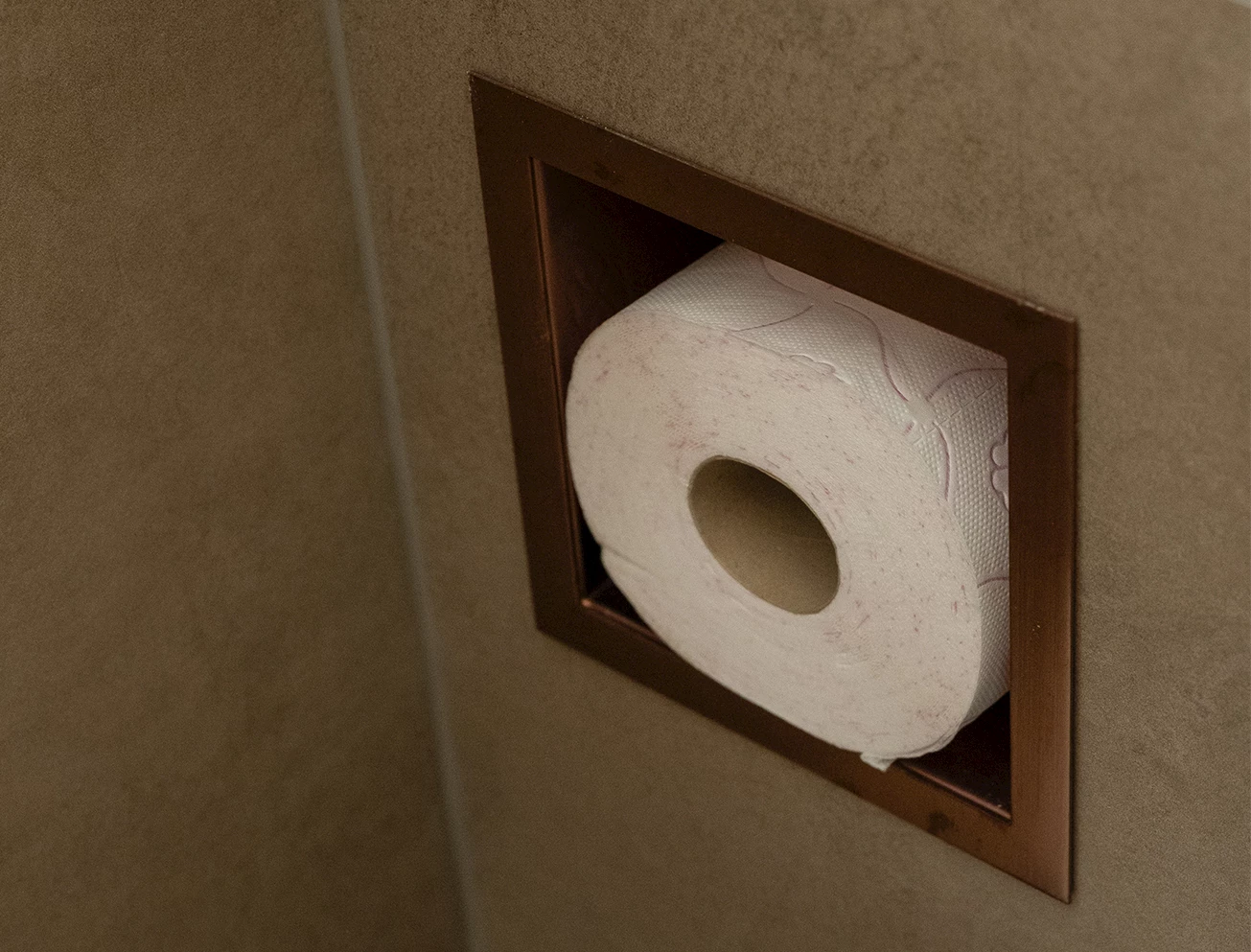 Ingebouwde toiletrolhouder