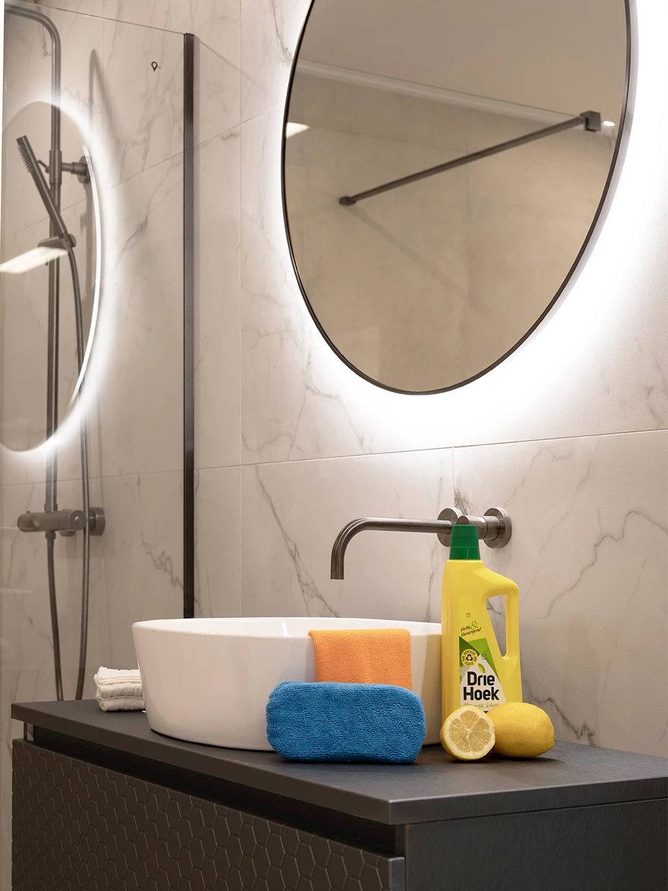 Hoe verwijder ik schimmel in de badkamer