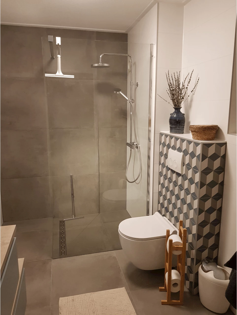 Badkamerstijlen grijze tegels