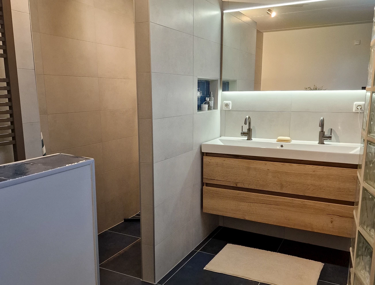 Tijdloze badkamer met kleurrijke touch