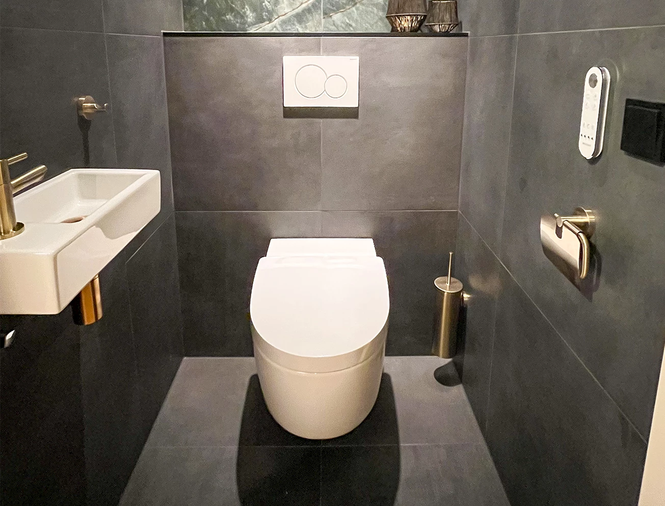 Goudkleurige toilet accessoires