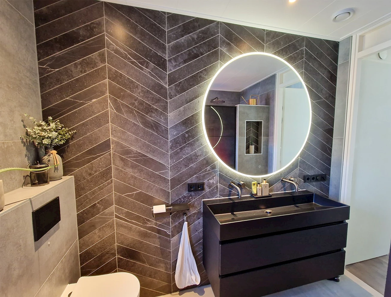 Stijlvolle badkamer met Hongaarse punt