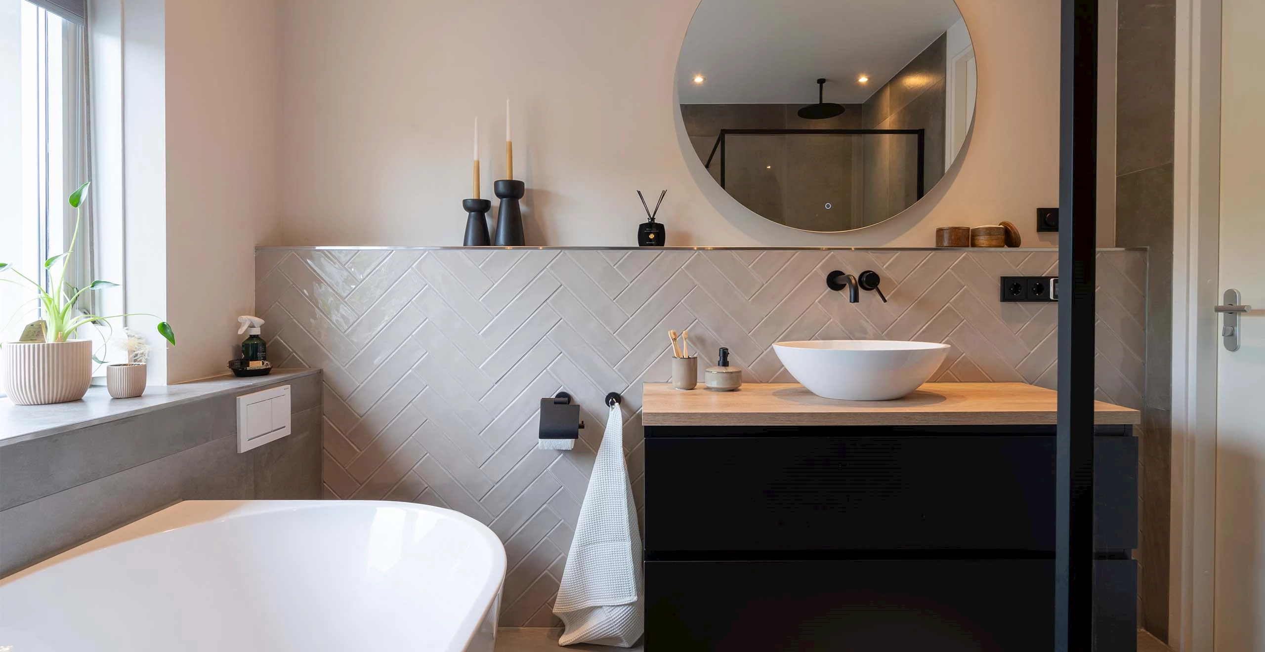 Beige visgraat badkamer