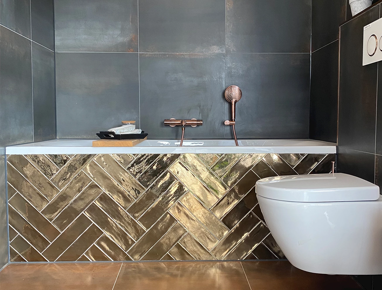 Wandtegels goudkleurige badkamer